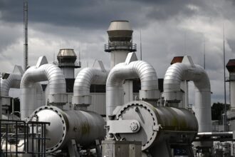 majoritatea statelor membre ue a aprobat interdictia de import al gazului rusesc pana la sfarsitul anului 2027 ungaria si slovacia s au opus 68f61a502394f