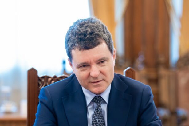 ce spune nicusor dan despre pericolele majorarii salariului minim 690dd7235494c