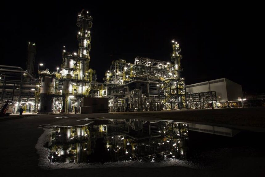 de ce sunt scumpi carburantii si ar putea fi si mai scumpi o problema globala care afecteaza si romania 691ec00e4856d