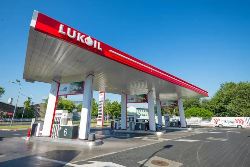 lukoil confirma ca negociaza cu potentiali cumparatori vanzarea activelor internationale trei posibili ofertanti pentru rafinaria si benzinariile din romania 691758117e748