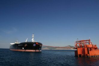 terminalul petrolier rusesc din care pleaca titei inclusiv spre romania a fost lovit iar de ucraineni iar incarcarea petrolierelor a fost oprita presiune pe preturi 692c06778b402