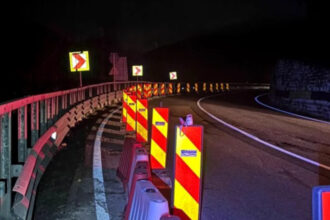 alunecare de teren sub structura dn1 politia a restrictionat partial traficul 69314ee2676ea