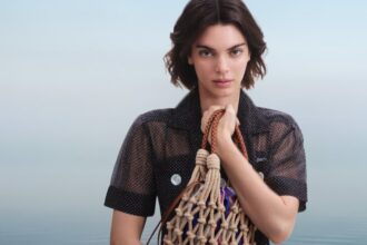 prada plateste aproape 14 miliarde dolari pentru achizitionarea versace 693014c292b07