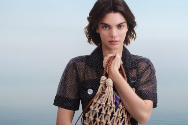 prada plateste aproape 14 miliarde dolari pentru achizitionarea versace 693014c292b07