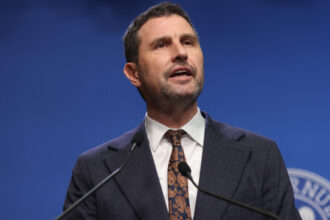 vicepremierul tanczos barna sgr trebuie mentinut in forma actuala si lasat sa se stabilizeze inainte de extindere 69317211ed33b