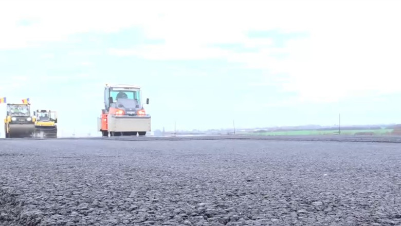 video dupa mai bine de un deceniu de blocaje apar primii kilometri de asfalt pe a3 in bihor imagini de pe santierul autostrazii 6931de0cd50d4