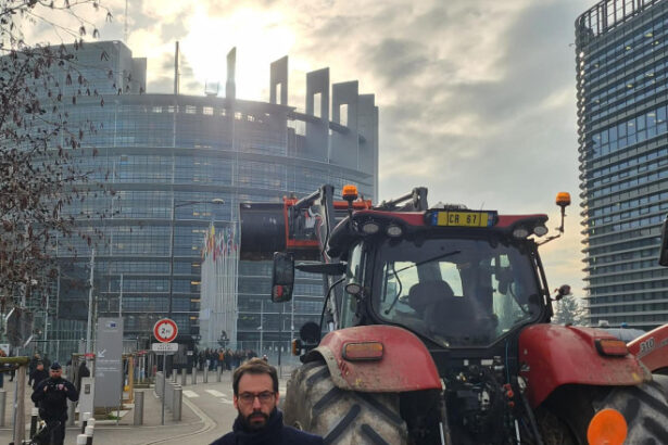 videofoto protest cu tractoare in fata parlamentului european fermierii se impotrivesc acordului ue mercosur 6942d06a20eb3