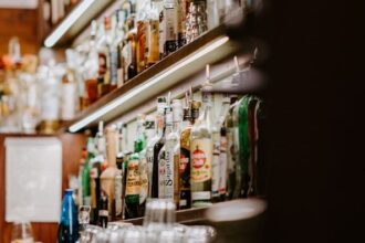 patronatul producatorilor de bauturi alcoolice acuza guvernul ca a facut sa dispara 7 milioane de sticle de bauturi spirtoase in 2025 ca urmare a taxelor impuse 697a2b08e01dc