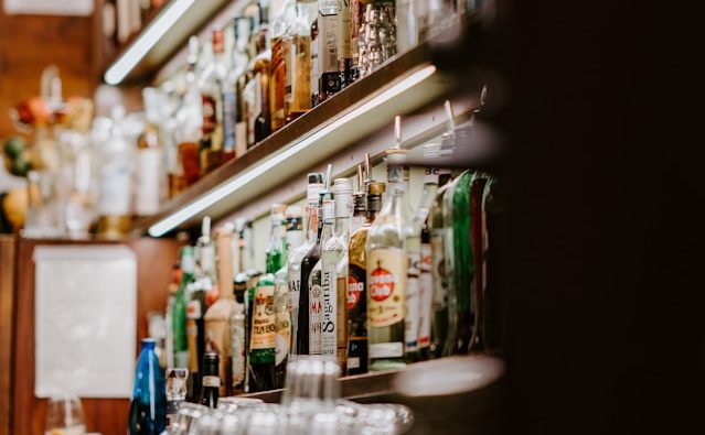 patronatul producatorilor de bauturi alcoolice acuza guvernul ca a facut sa dispara 7 milioane de sticle de bauturi spirtoase in 2025 ca urmare a taxelor impuse 697a2b08e01dc