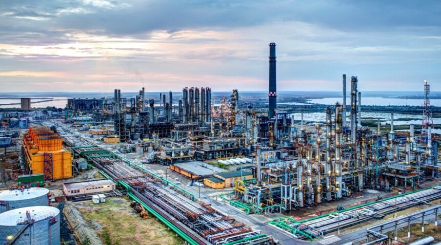 exclusiv rafinariile din romania nu vor mai intra in mecanismul de reducere cu 50 a adaosului din proiectul initial al oug privind carburantii noua forma a actului normativ 69c2f36136ec4