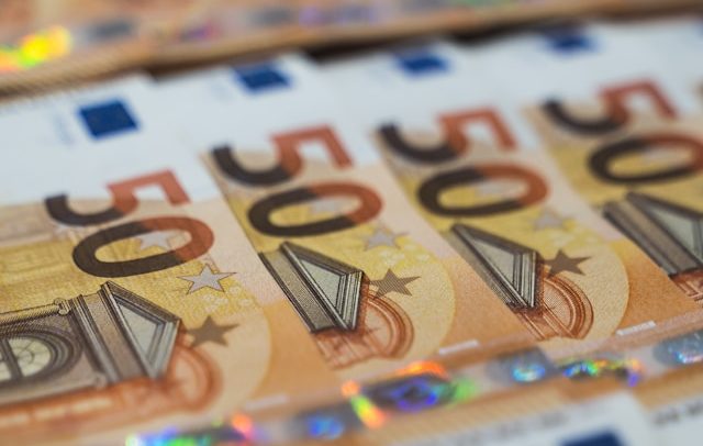 leul s a depreciat marti in raport cu euro si dolarul american 69a6d011e79bc