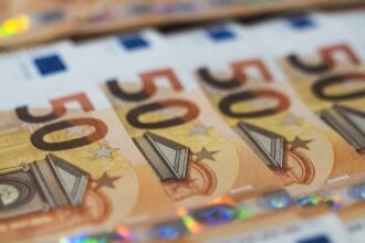 leul s a depreciat marti in raport cu euro si dolarul american 69c3a94c83962