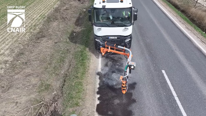 super masina de reparat gropi adusa in romania poate fi operata cu un singur om si permite reluarea imediata a traficului 69bfe9429c41d