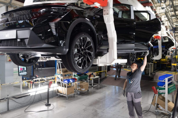 renault va concedia pana la 20 din angajatii sai in domeniul ingineriei in urmatorii 2 ani 69dea93427b97