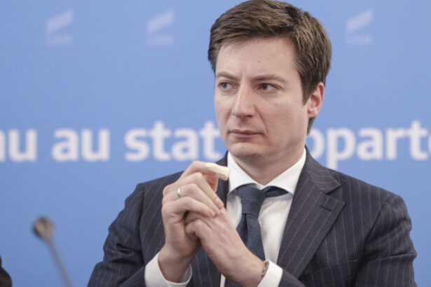 exclusiv andrei caramitru e sceptic ca romanii isi vor recupera banii dupa sanctionarea bancilor de catre cc garantat doi ani de recesiune 6a2983a1e8413